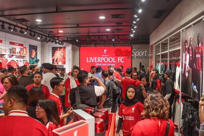 Suasana ramai pengunjung dan tamu undangan untuk melihat koleksi yang dimiliki Liverpool FC Store di PIM 2, Pondok Indah, Jakarta, Sabtu (20/7/2024).