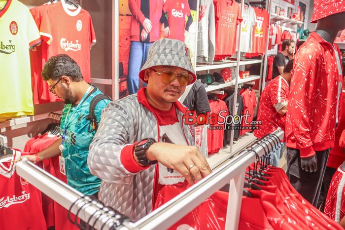 Presenter Olahraga, Valentino Simanjuntak atau kerap disapa Valentino Jebreeet, sedang melihat koleksi yang dimiliki Liverpool FC Store di PIM 2, Pondok Indah, Jakarta, Sabtu (20/7/2024).