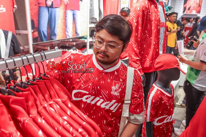 Salah satu pengunjung sedang melihat koleksi yang dimiliki Liverpool FC Store di PIM 2, Pondok Indah, Jakarta, Sabtu (20/7/2024).