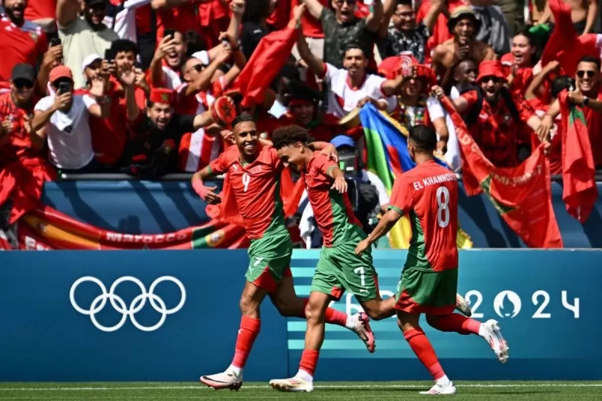 Para pemain Maroko berselebrasi setelah tercipta gol dari titik penallti ke gawang Argentina saat pertandingan penyisihan grup B Olimpiade Paris 2024 di Geoffroy-Guichard Stadium, Saint-Etienne.