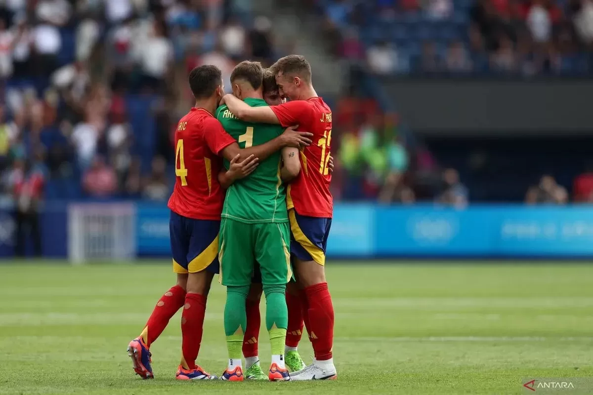 Para pemain Timnas Spanyol U-23 merayakan keberhasilannya memenangkan pertandingan atas Timnas Uzbekistan U-23 dengan skor 2-1 pada laga Grup B Olimpiade Paris 2024 di Stadion Parc des Princes, Paris,